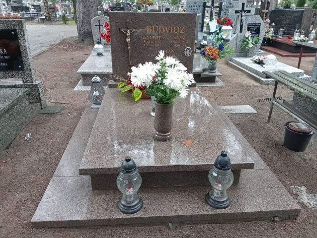 Grób Adam Bujwidz