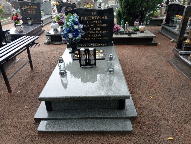 Grób Marian Piechowiak