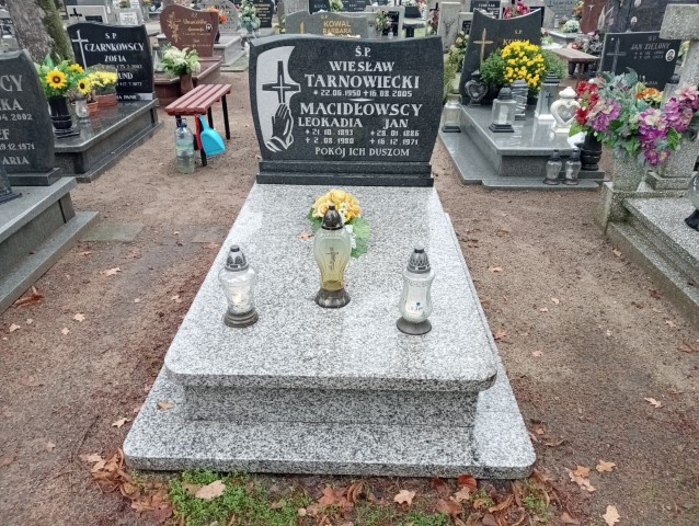 Grób Wiesław Tarnowiecki